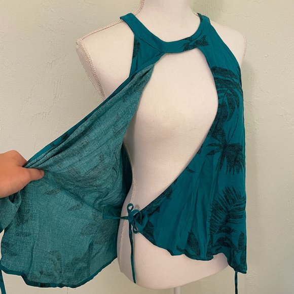 NWOT Floral Criss Cross Wrap Front Top - Picture 4 of 6